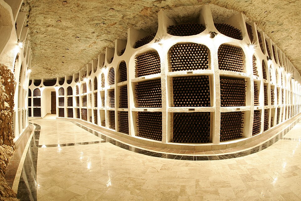 Galería subterránea en Cricova forrada con estantes arqueados de botellas de vino apiladas
