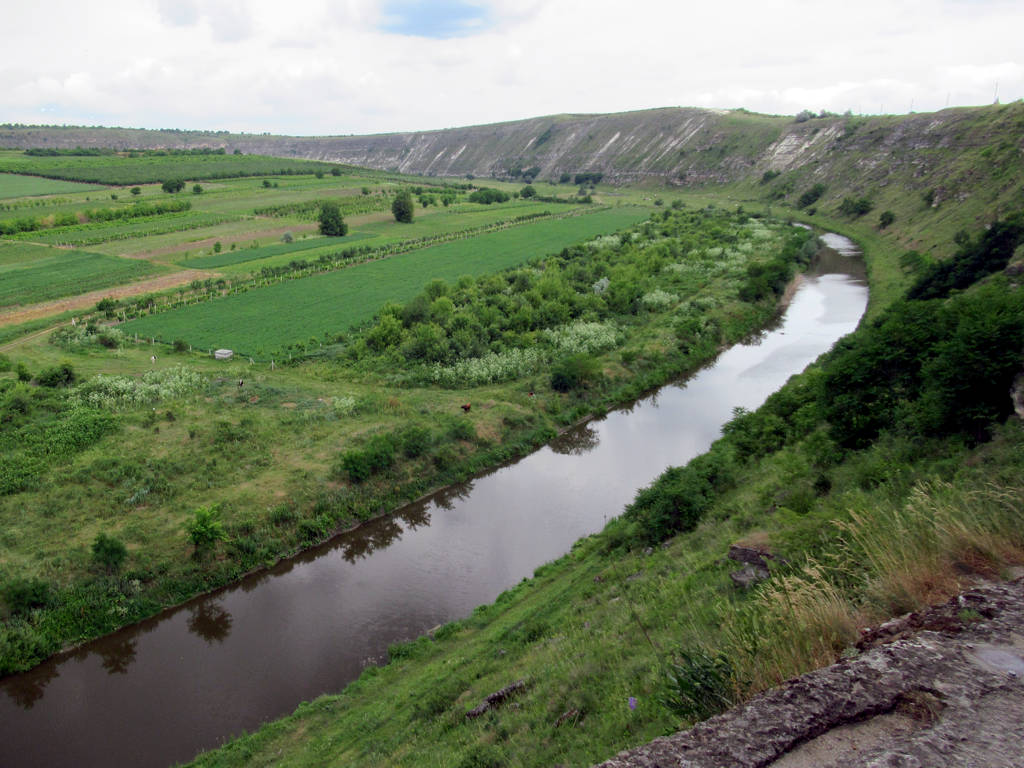 Acantilados sobre el río Răut en Orheiul Vechi, con campos y el sinuoso río abajo